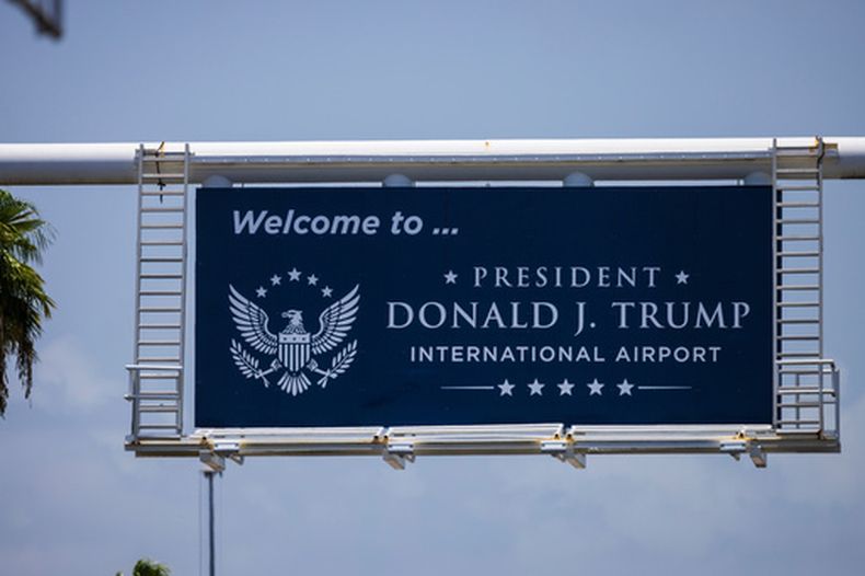 Un letrero con el nuevo nombre del aeropuerto, en West Palm Beach, Florida, el 9 de julio del 2026. (AP foto/Saul Martinez)