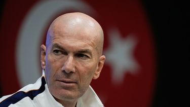 El técnico de Francia Zinedine Zidane durante una rueda de prensa, el jueves 24 de septiembre de 2026, en Estambul. (AP Foto/Khalil Hamra)