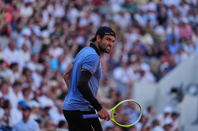 Matteo Berrettini, de Italia, reacciona durante el partido de tenis de la cuarta ronda contra Juan Manuel Cerúndolo, de Argentina, en el Abierto de Francia en París, el lunes 1 de junio de 2026. (Foto AP/Thibault Camus)