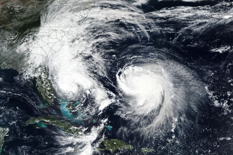 En esta imagen de satélite del lunes 29 de septiembre publicada por la NASA, aparecen la tormenta tropical Imelda, izquierda, y el huracán Humberto en el océano Atlántico. (NASA Worldview, Earth Observing System Data and Information System (EOSDIS) vía AP)