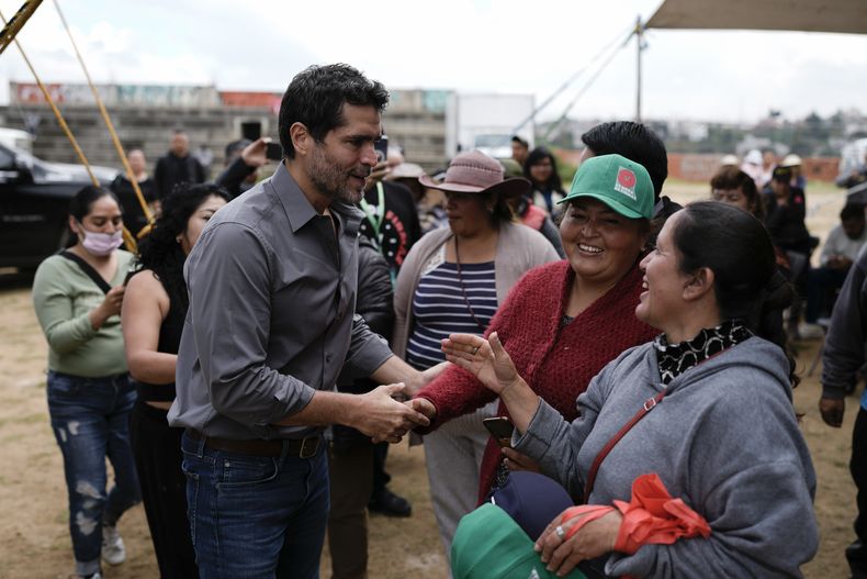El aspirante presidencial Eduardo Verástegui hace campaña durante una manifestación para recolectar firmas que le permitan postularse como candidato independiente en las elecciones presidenciales de 2024, en San Bartolo del Valle, México, el viernes 10 de noviembre de 2023. El activista de derecha de 49 años ha desatado una controversia en esta nación profundamente católica, donde los activistas del aborto y la comunidad LGBTQ+ lideran sus propias campañas en defensa de sus derechos. (Foto AP/Eduardo Verdugo)