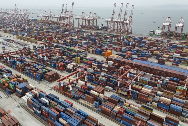 ARCHIVO – Varios contenedores listos para su transporte en el puerto de Guangzhou del distrito de Nansha, en la provincia de Guangdong, en el sur de China, el 17 de abril de 2025. (AP Foto/Ng Han Guan, Archivo)