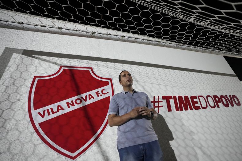 Hugo Jorge Bravo, presidente del Vila Nova, habla en una entrevista con la AP en Goiania, Brasil, el jueves 18 de mayo de 2023 (AP Foto/Eraldo Peres)