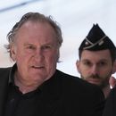 El actor Gerard Depardieu llega para enfrentar el juicio por las presuntas agresiones sexuales a dos mujeres en una filmación en 2021, el lunes 24 de marzo de 2025 en París. (Foto AP/Aurelien Morissard)