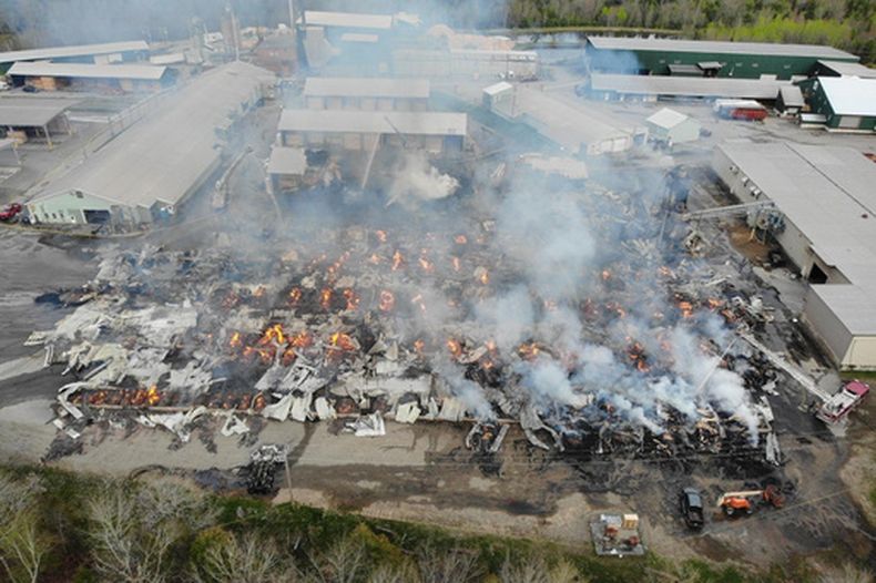 La escena después de la explosión en Searsmont, Maine, el 15 de mayo del 2026. Foto entregada por el Departamento de Bomberos de Maine. (Departamento de Bomberos de Maine via AP)