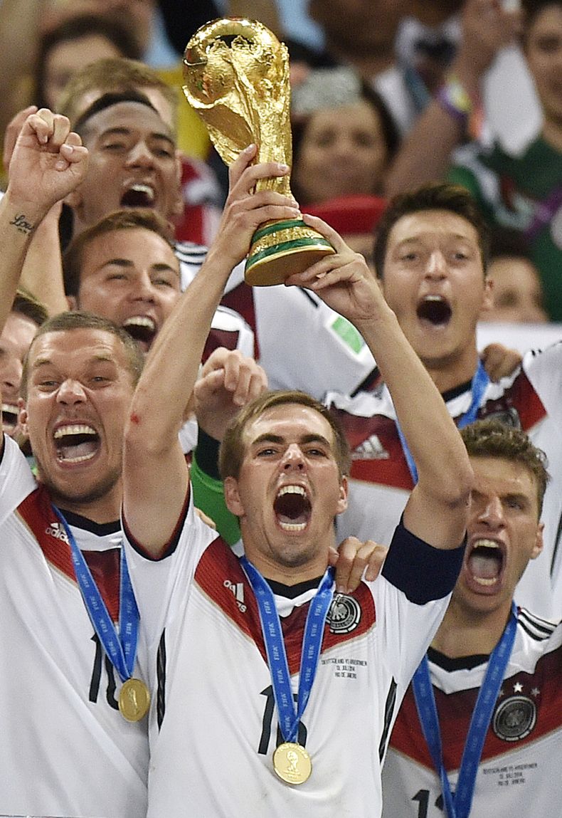Philipp Lham levanta la Copa Mundial que Alemania gan&oacute; tras derrotar a Argentina en la final el 13 de julio del 2014. Lahm, quien tiene 30 a&ntilde;os, anunci&oacute; que no seguir&aacute; jugando con la selecci&oacute;n. (AP Photo/Martin Meissner,