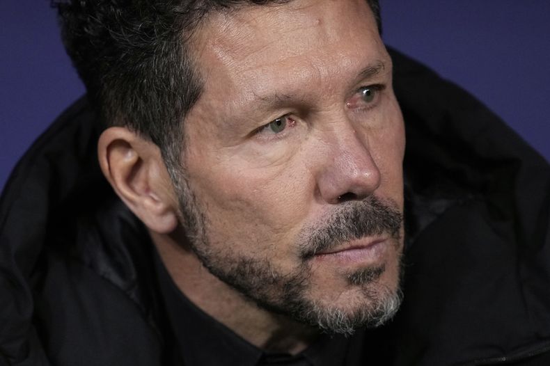 El técnico Diego Simeone del Atlético de Madrid en la banca previo al partido contra el Barcelona en la Liga española, el domingo 16 de marzo de 2025. (AP Foto/Bernat Armangue)