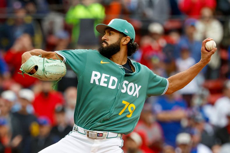Raymond Burgos de los Medias Rojas lanza contra los Cachorros de Chicago, el viernes 25 de septiembre de 2026, en Boston. (AP Foto/Greg M. Cooper)