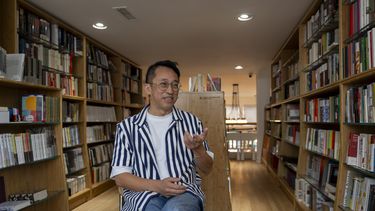 Yu Miao, propietario de JF Books, habla con The Associated Press en su librería de Washington, el jueves 3 de octubre de 2024. (AP Foto/Ben Curtis)