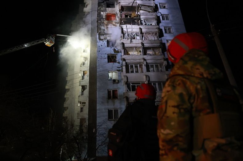 Rescatistas tratan de sofocar un incendio en un edificio residencial tras un ataque con drones rusos, en Zaporiyia, Ucrania, el 24 de marzo de 2026. (AP Foto/Kateryna Klochko)