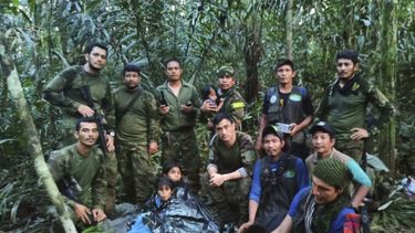 En esta foto difundida por la Oficina de Prensa de las Fuerzas Armadas de Colombia soldados e indígenas posan con los cuatro hermanos que llevaban 40 días desaparecidos en la selva de Solano, estado de Caquetá, Colombia, el viernes 9 de junio de 2023. (Oficina de Prensa de las Fuerzas Armadas de Colombia)