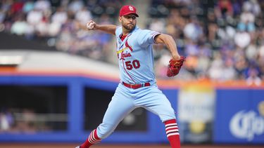 Adam Wainwright de los Cardenales de San Luis lanza en la primera entrada del encuentro ante los Mets de Nueva York el sábado 17 de junio del 2023. (AP Foto/Frank Franklin II)
