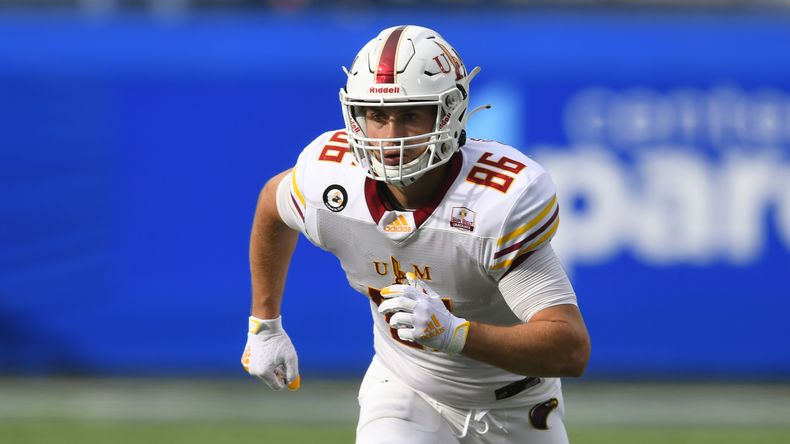 ARCHIVO - Josh Pederson, tight end de Louisiana Monroe, juega en contra de Georgia State durante un partido de la NCAA, el sábado 7 de noviembre de 2020, en Atlanta. El hijo del head coach de los Jaguars de Jacksonville, Doug Pederson, es el más reciente ala cerrada del equipo, al firmarlo casi un mes después de terminar la temporada de los Gamblers de Houston, en la USFL. (AP Foto/John Amis, Archivo)