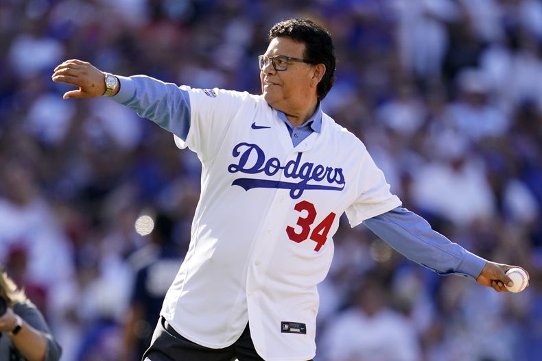 ARCHIVO - El ex lanzador de los Dodgers de Los Ángeles, Fernando Valenzuela realiza el lanzamiento de honor durante el Juego de Estrellas de las Grandes Ligas, el 19 de julio de 2022 en Los Ángeles. El fenómeno de los Dodgers nacido en México, que inspiró la Fernandomania mientras ganó el premio Cy Young y el Novato del Año en 1981, falleció el martes 22 de octubre de 2024. (AP Foto/Abbie Parr, Archivo)