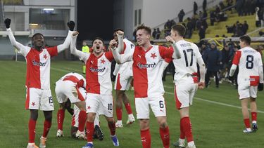Los jugadores del Slavia de Praga festejan tras el partido de la Liga Europa ante Sheriff Tiraspol, el jueves 30 de noviembre de 2023 (AP Foto/Aurel Obreja)