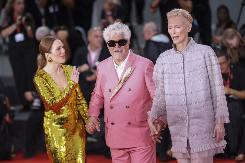 Julianne Moore, izquierda, el director Pedro Almodóvar y Tilda Swinton posan a su llegada para el estreno de la película The Room Next Door durante la 81ª edición del Festival de Cine de Venecia en Venecia, Italia, el lunes 2 de septiembre de 2024. (Foto Vianney Le Caer/Invision/AP)