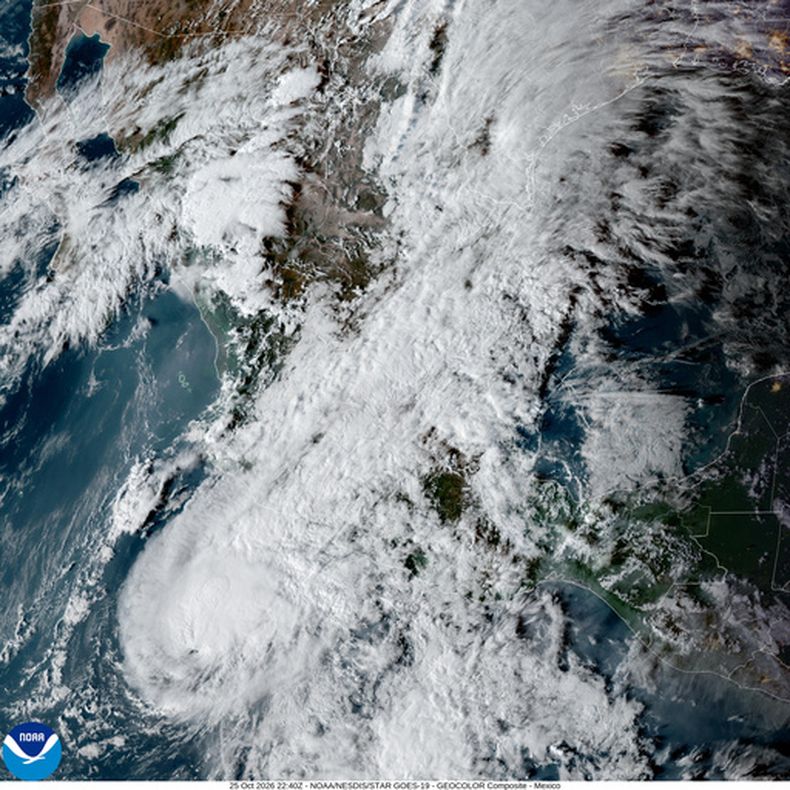 Esta imagen satelital de la Oficina Nacional de Administración Oceánica y Atmosférica (NOAA, por sus siglas en inglés) muestra a la tormenta tropical Vance frente a la costa del Pacífico, en el suroeste de México, a las 6:40 de la tarde (hora del este) del domingo 25 de octubre de 2026. (NOAA vía AP)