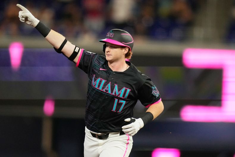 Owen Caissie, de los Marlins de Miami, recorre las bases tras conectar un jonrón solitario durante la primera entrada de un partido de béisbol contra los Gigantes de San Francisco, el viernes 19 de junio de 2026, en Miami. (Foto AP/Lynne Sladky)