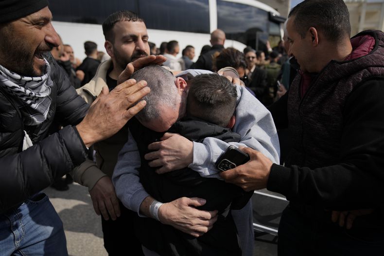 Presos palestinos son recibidos al bajar de un bus de Cruz Roja tras su liberación de una cárcel israelí en virtud del acuerdo de alto el fuego entre Israel y Hamás, en Ramala, Cisjordania, el 1 de febrero de 2025. (AP Foto/Nasser Nasser)