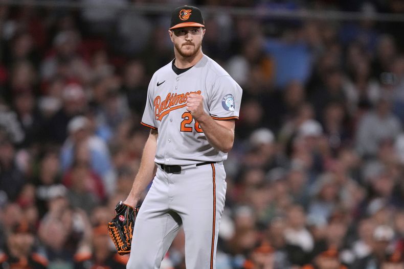 Trevor Rogers, de los Orioles de Baltimore, celebra con el puño cerrado después del tercer out de la cuarta entrada del juego de béisbol de Grandes Ligas frente a los Medias Rojas de Boaston en Fenway Park, el lunes 18 de agosto de 2025, en Boston. (AP Foto/Charles Krupa)