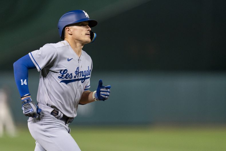 El puertorriqueño Kiké Hernández, de los Dodgers de Los Ángeles, recorre las bases luego de sacudir un jonrón ante los Nacionales de Washington, el viernes 8 de septiembre de 2023 (AP foto/Stephanie Scarbrough)