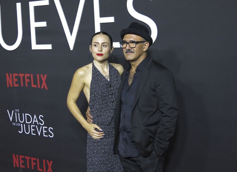 Los actores Zuria Vega, izquierda, y Gerardo Trejoluna posan en la alfombra roja de la serie de Netflix Las viudas de los jueves en la Ciudad de México el martes 5 de septiembre de 2023. (Foto AP/Berenice Bautista)