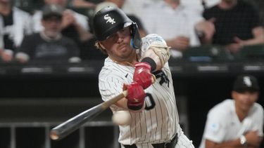 Chase Meidroth, de los Medias Blancas de Chicago, pega un sencillo de dos carreras ante los Guardianes de Cleveland, el sábado 8 de agosto de 2026 (AP Foto/David Banks)