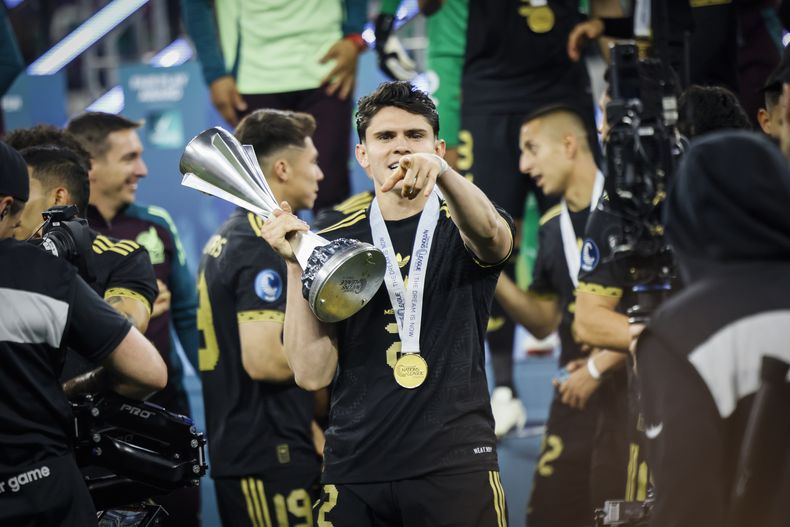 Israel Reyes alza el trofeo de campeón de la Liga de Naciones de la CONCACAF tras la victoria de México ante Panamá en la final, el domingo 23 de marzo de 2025 en Inglewood, California. (AP Foto/Etienne Laurent)