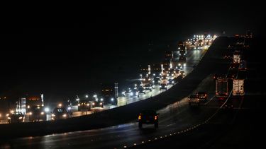 Un tráfico denso circula hacia el norte en la Interestatal 75 mientras la gente evacúa la zona de Tampa Bay antes de la llegada del huracán Milton la tarde del 7 de octubre de 2024 en Ocala, Florida. (AP Foto/Julio Cortez)