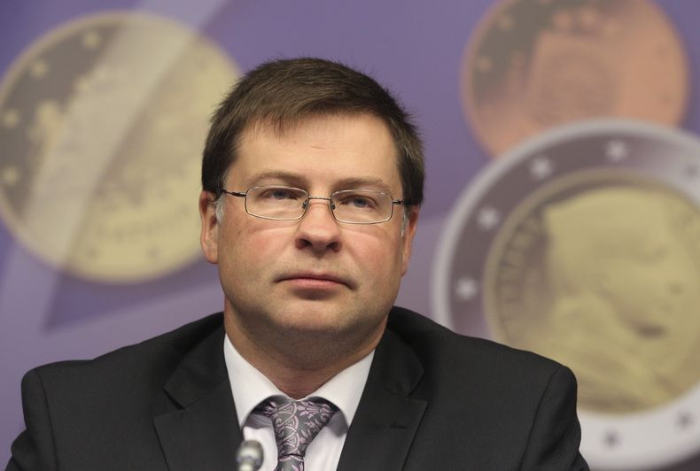 Esta fotograf&iacute;a de archivo del 9 de julio de 2013 muestra al primer ministro let&oacute;n Valdis Dombrovskis en el Consejo Europeo en Bruselas. Dombrovskis renunci&oacute; el mi&eacute;rcoles 27 de noviembre de 2013 tras aceptar responsabilidad pol