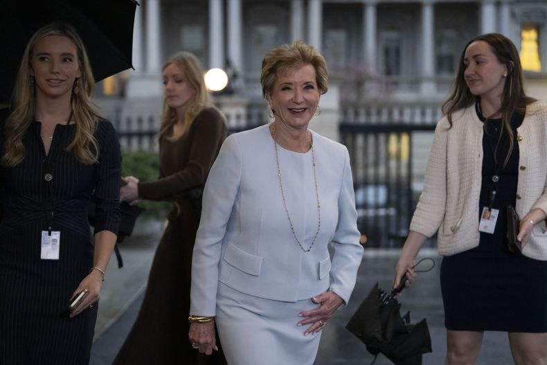 La secretaria de Educación Linda McMahon habla con reporteros en la Casa Blanca, en Washington, el jueves 20 de marzo de 2025. (AP Foto/Ben Curtis)