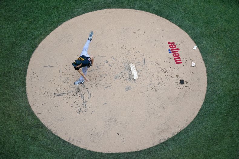 Mitch Keller de los Piratas de Pittsburgh lanza ante los Cerveceros de Milwaukee, el sábado 17 de junoo de 2023, en Milwaukee. (AP Foto/Morry Gash)