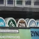 ARCHIVIO – Paquetes de Zyn, una bolsa de nicotina sin humo, a la venta entre otros productos de nicotina y tabaco, en un quiosco de periódicos de Nueva York, el 23 de febrero de 2024. (AP Foto/Bebeto Matthews, Archivo)