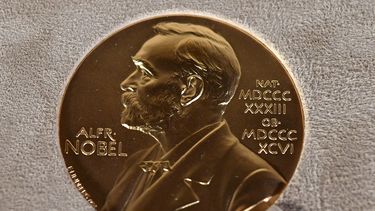 En esta imagen de archivo, tomada el 8 de diciembre de 2020, se muestra una medalla del Nobel durante un acto en Nueva York. La Fundación Nobel el 1 de setiembre de 2023 invitó a Rusia, Bielorrusia e Irán a asistir a la entrega de los premios, pero retiró la invitación al día siguiente debido a las fuertes reacciones adversas que provocó. (Angela Weiss/Pool Foto vía AP, archivo)