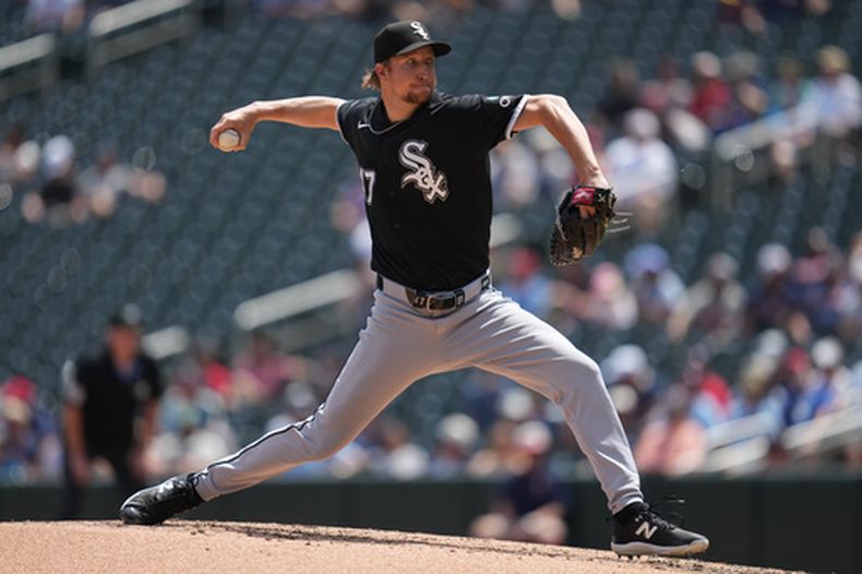 Erick Fedde (47), abridor de los Medias Blancas de Chicago, trabaja durante la cuarta entrada del juego de béisbol de Grandes Ligas contra los Mellizos de Minnesota, el miércoles 3 de junio de 2026, en Minneapolis. (AP Foto/Abbie Parr)