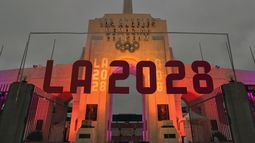 ARCHIVO - Un letrero de Los Ángeles 2028 se aprecia frente al pebetero en el Memorial Coliseum de Los Ángeles, el miércoles 13 de septiembre de 2017 (AP Foto/Richard Vogel, archivo)