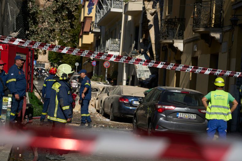 Bomberos trabajan en la zona donde una potente explosión provocó el derrumbe de un edificio y causó al menos dos heridos, en el distrito turístico de Plaka, en Atenas, Grecia, el 25 de septiembre de 2026. (AP Foto/Petros Giannakouris)