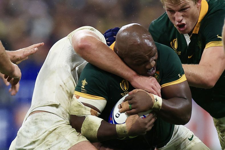 El sudafricano Mbongeni Mbonambi pelea por avanzar con el balón con el inglés George Martin durante la semifinal del Mundial y Rugby el sábado 21 de octubre del 2023. (AP Foto/Aurelien Morissard)