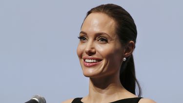 americateve | Angelina Jolie antes de la presentaci&oacute;n de su pel&iacute;cula "In the Land of Blood and Honey" en la Universidad de las Naciones Unidas en Tokio en una fotograf&iacute;a de archivo del 29 de julio de 2013. Jolie lleg&oacute; a Sydney, Aus
