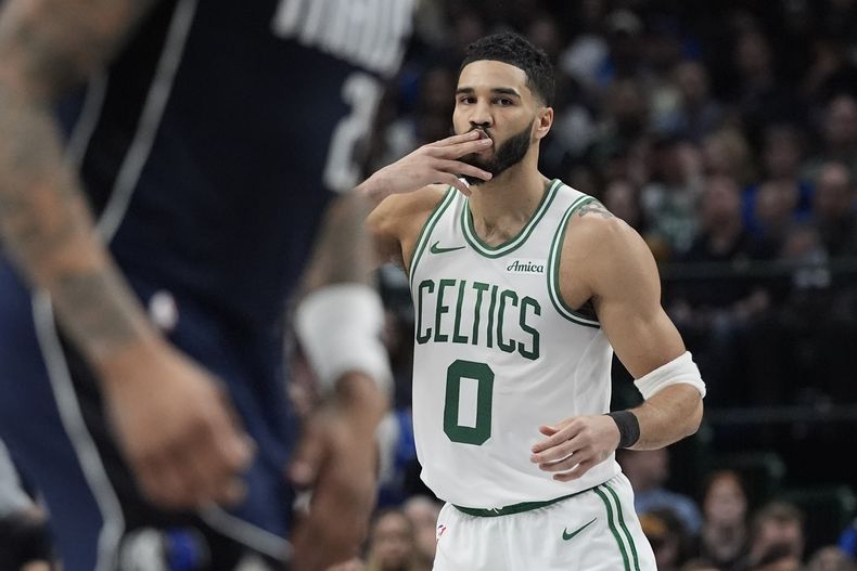 El alero de los Celtics de Boston, Jayson Tatum (0), gesticula después de anotar una canasta de 3 puntos contra los Mavericks de Dallas durante la primera mitad de un partido de baloncesto de la NBA, el sábado 25 de enero de 2025, en Dallas. (AP Foto/LM Otero)