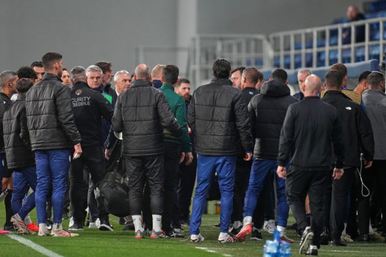 Jugadores y técnicos al final del primer tiempo del partido entre Irlanda e Israel por la Liga de Naciones de la UEFA, el domingo 4 de octubre de 2026, en Backa Topola, Serbia. (AP Photo/Darko Vojinovic)