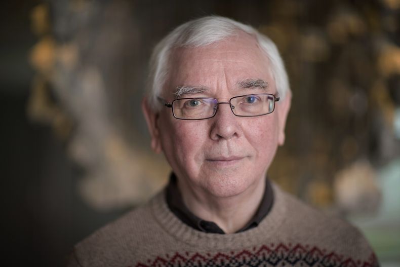 El director Terence Davies posa para un retrato en el Festival de Cine Berlinale en 2016 en Berlín, el domingo 14 de febrero de 2016. (AP Foto/Axel Schmidt, Archivo)