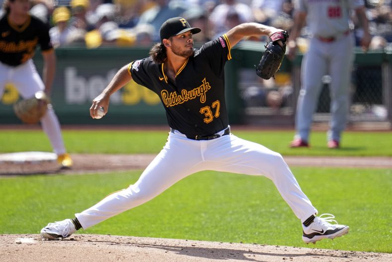El abridor de los Piratas de Pittsburgh Jared Jones lanza en la segunda entrada del encuentro ante los Nacionales de Washington el domingo 8 de septiembre del 2024. (AP Foto/Gene J. Puskar)