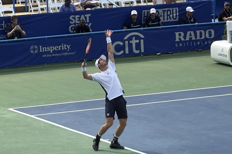 Andy Murray, de Gran Bretaña, saca durante el primer set de su primer partido en el Abierto DC en contra del estadounidense Brandon Nakashima, el miércoles 2 de agosto de 2023, en Washington. Murray, tres veces campeón de un Grand Slam, es el 15to favorito en el cuadro varonil del torneo de Washington. (AP Foto/Stephen Whyno)