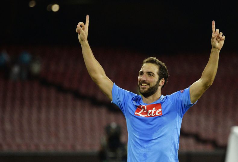 El jugador del Napoli, Gonzalo Higua&iacute;n, festeja un gol contra Marsella en la Liga de Campeones el mi&eacute;rcoles, 6 de noviembre de 2013, en N&aacute;poles. (AP Photo/Salvatore Laporta)