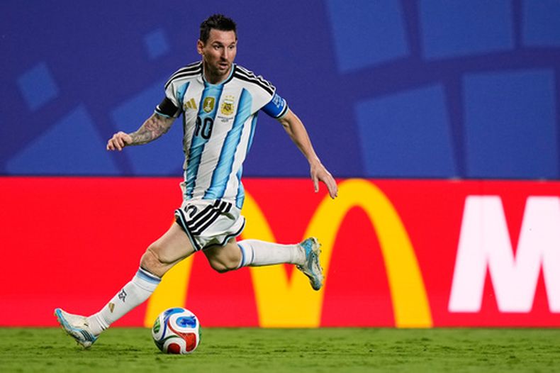 El capitán argentino Lionel Messi avanza con el balón durante el partido contra Suiza en los cuartos de final del Mundial, el sábado 11 de julio de 2026, en Kansas City, Missouri. (AP Foto/Charlie Riedel)