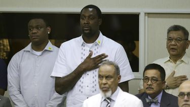 americateve | En esta foto del 9 de junio del 2014, el basquetbolista estadounidense Andray Blatche, centro en segundo plano, de los Nets de Brooklyn, durante la ejecuci&oacute;n del himno nacional filipino al comienzo de una sesi&oacute;n del Senado filipino en Pasay.