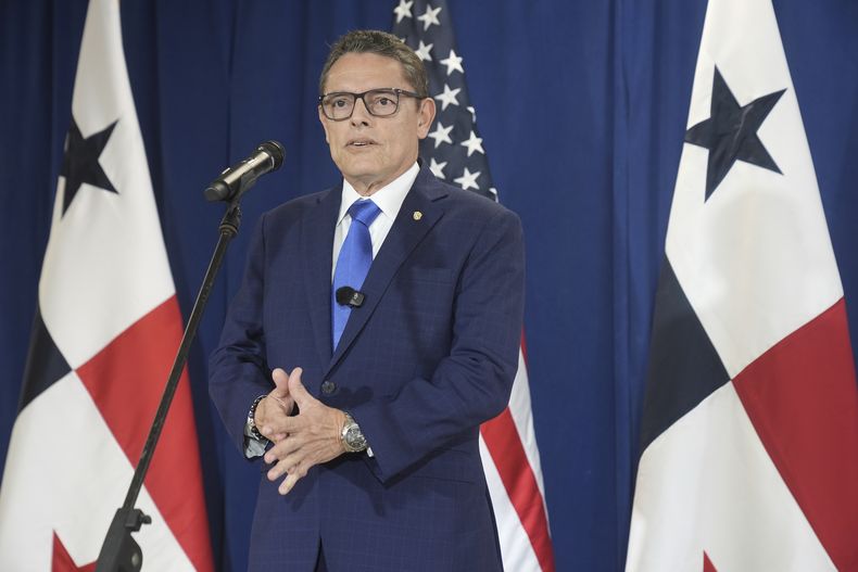 ARCHIVO - El ministro de Seguridad Pública de Panamá, Frank Alexis Abrego, habla con periodistas después de ver a personas abordar un vuelo de repatriación con destino a Colombia en el Aeropuerto de Albrook en la Ciudad de Panamá, el 3 de febrero de 2025. (Foto AP/Mark Schiefelbein, Archivo)