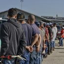 Trabajadores esposados después de ser arrestados por agentes del Servicio de Inmigración y Control de Aduanas de Estados Unidos (ICE por sus iniciales en inglés) en el Hipódromo Delta Downs, el miércoles 18 de junio de 2025, en Calcasieu Parish, cerca de Vinton, Luisiana. (Servicio de Inmigración y Control de Aduanas de Estados Unidos vía AP)