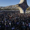 Activistas sirios se congregan en la plaza Umayyad durante una protesta para exigir un estado laico, en Damasco, el 19 de diciembre de 2024. (AP Foto/Omar Sanadiki)